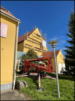 Hinowa Spinnen-Arbeitsbühne im Einsatz an einer Hausfassade in Gundelfingen
